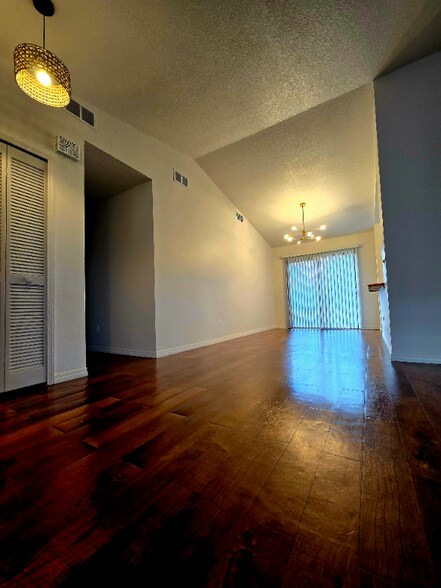 Building Photo - 1084 Aaron Dr