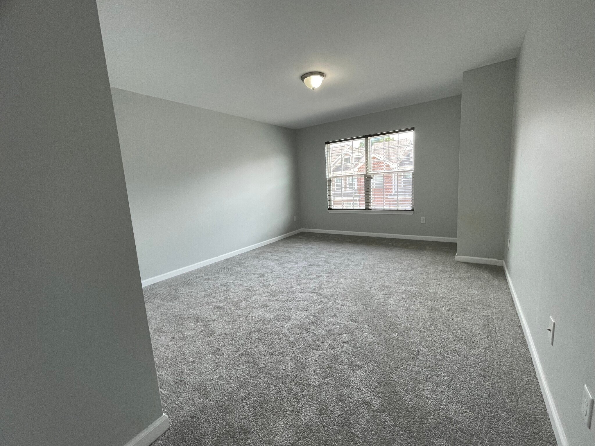 Building Photo - 1605 Villa Cir