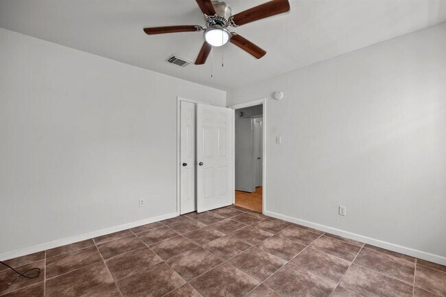 Building Photo - 6619 Indian Lake Dr
