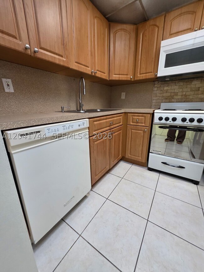 Building Photo - 6930 Miami Gardens Dr