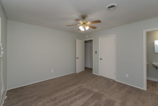 Building Photo - $1,120 - 3 bed/2 bath house in Turpin Hill, with fenced back yard! Section 8 Welcome!