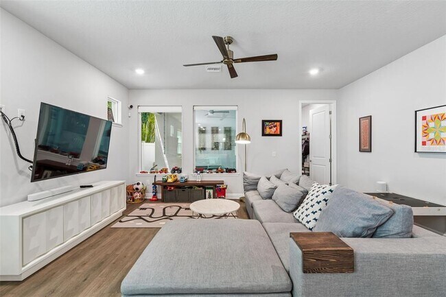 Building Photo - 213 S Albany Ave