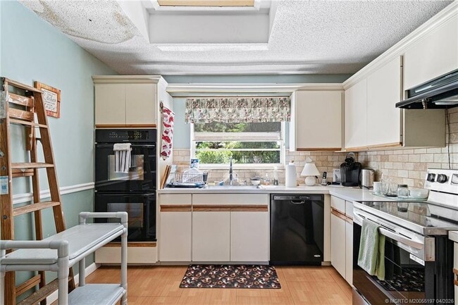 Building Photo - 7711 SE Sugar Sand Cir