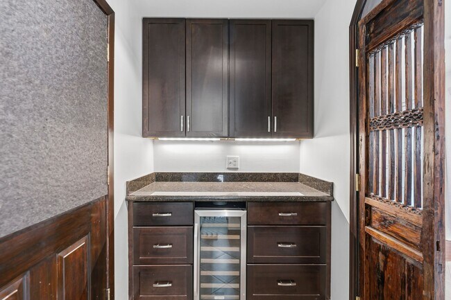 Building Photo - 5307 Poinciana Dr