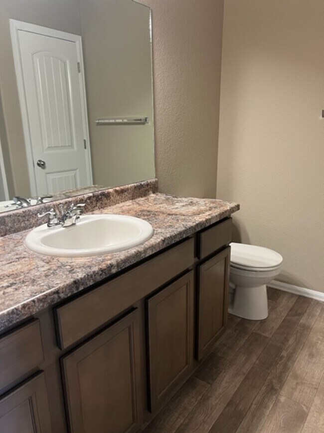 Building Photo - PRACTICALLY NEW 3 Bedroom Townhome