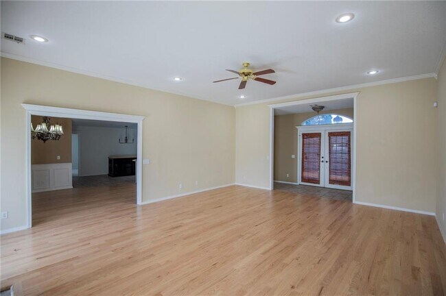 Building Photo - 115 NW Orchard Way