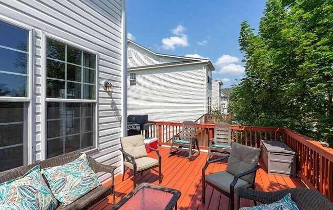 Building Photo - 3 level End Unit townhouse w/bump out in B...