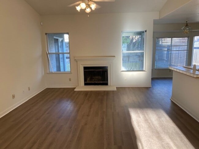 Building Photo - Woodcreek Oaks area 4 bedroom.