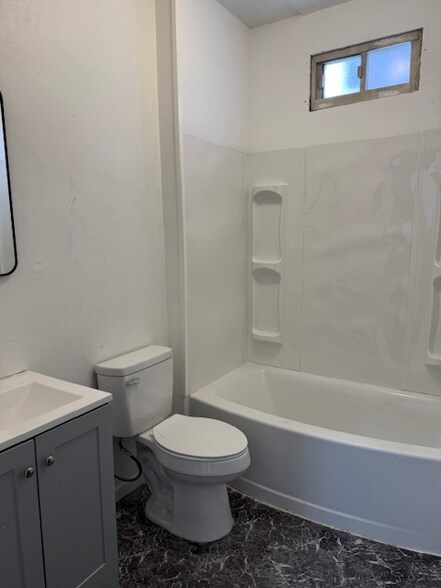 Building Photo - 1306-1308-1308 Complete St