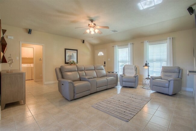 Building Photo - 824 Cherry Hills Dr