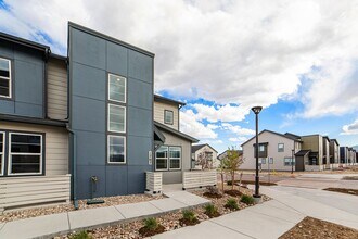 Building Photo - Like New end-unit Townhome at Victory Ridge!