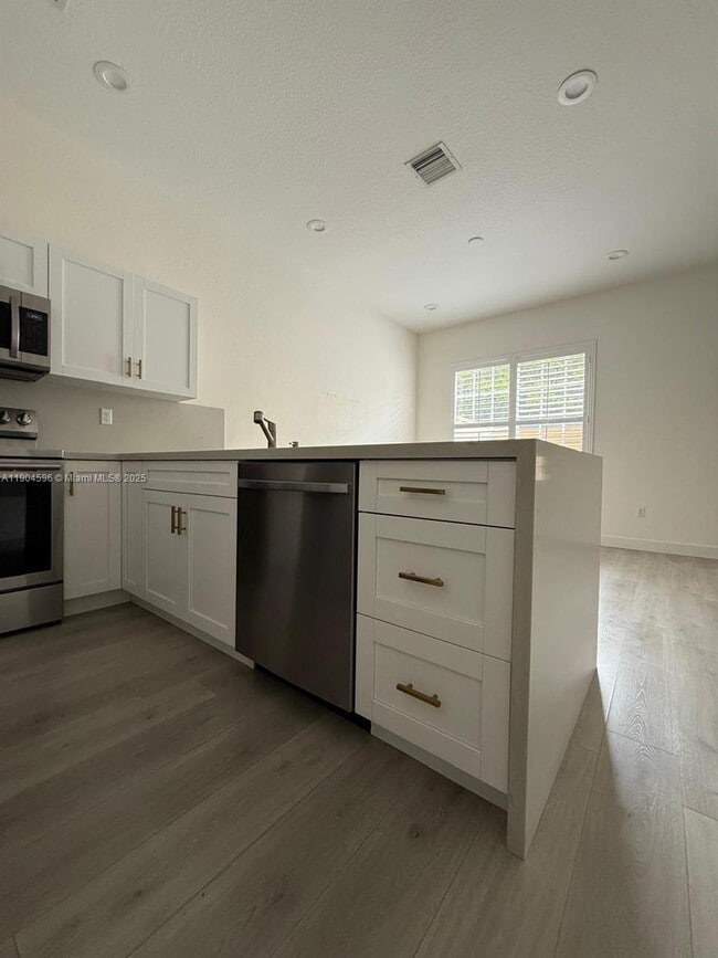 Building Photo - 705 SW 147th Ave