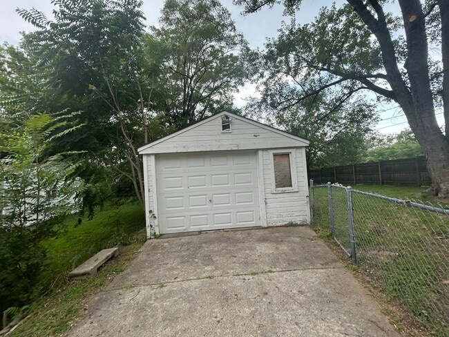 Building Photo - 15755 Woodbine Ave