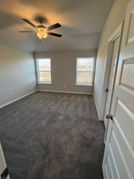 Building Photo - 526 W Fountain Cir