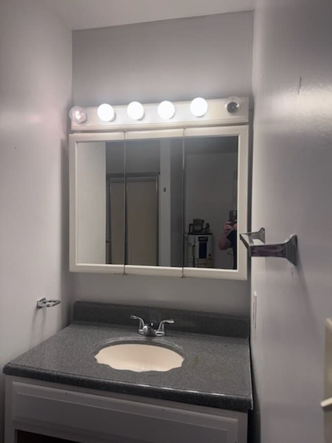 Building Photo - 2 Bedroom, 2 Bath walking distance to ECU