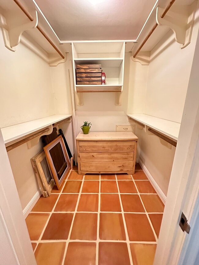 Large Walk-In Closet - 960 Larrabee St