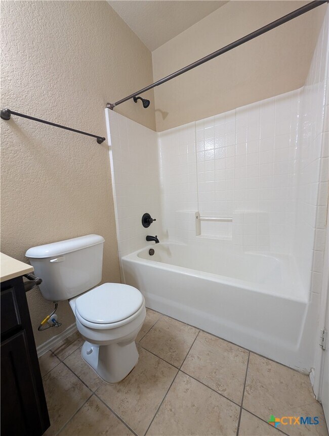 Building Photo - 660 Creekside Cir