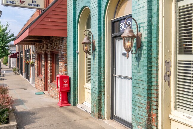 Building Photo - 305 Connell St