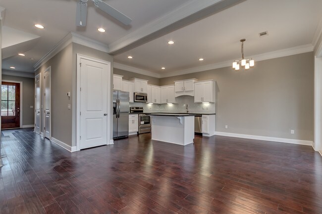 Open concept kitchen - 818 Columbiana Rd