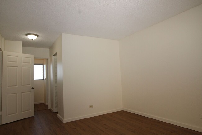 Building Photo - Remodeled TOP FLOOR CORNER UNIT!