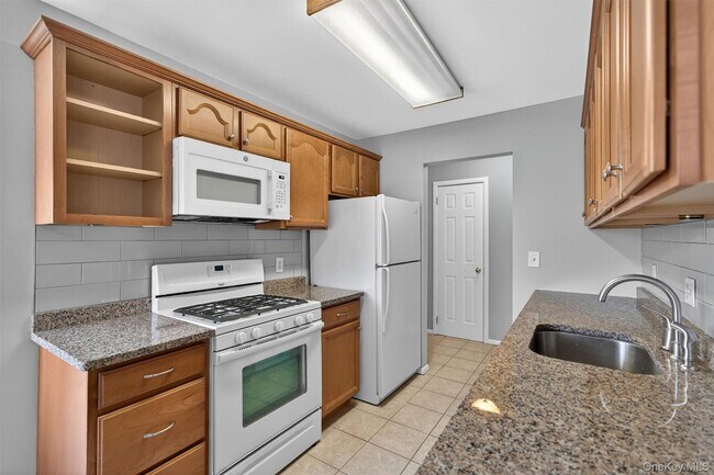 Building Photo - 31 Doxbury Ln