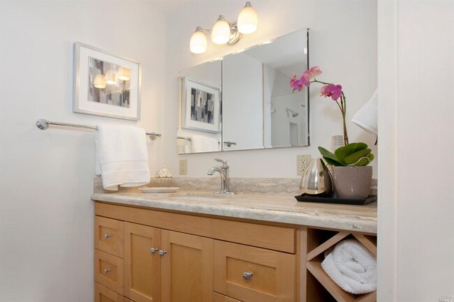 Building Photo - Updated and Bright 2 Bedroom Condo with Wr...