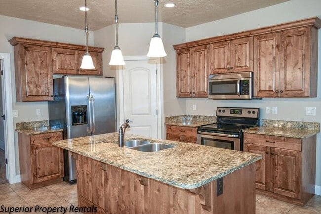 Building Photo - 4 bed, 2.5 bath duple unit w/2 car garage
