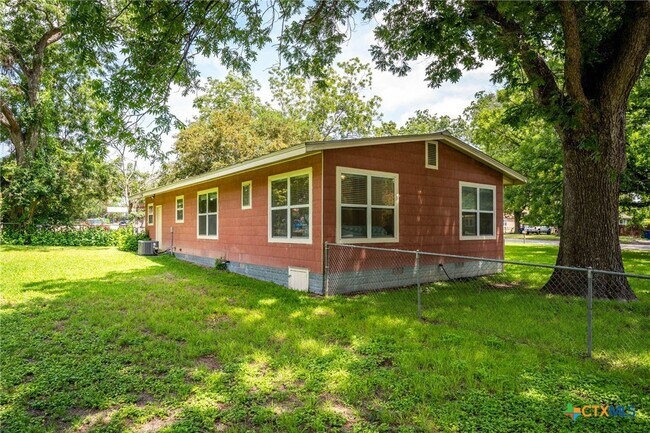 Building Photo - 2052 Gruene Rd
