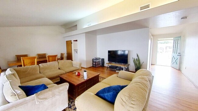 Building Photo - WALK TO SDSU! 5 bed 2 bath House w/ A/C