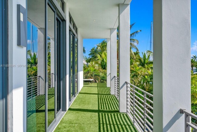 Building Photo - 2700 NE 18th St