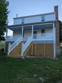 Building Photo - Renovated Farmhouse close to town