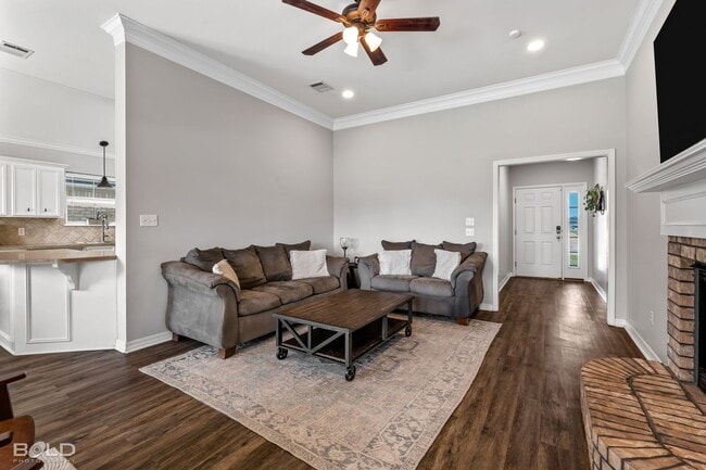 Building Photo - Check Out this 4 bed 2 bath