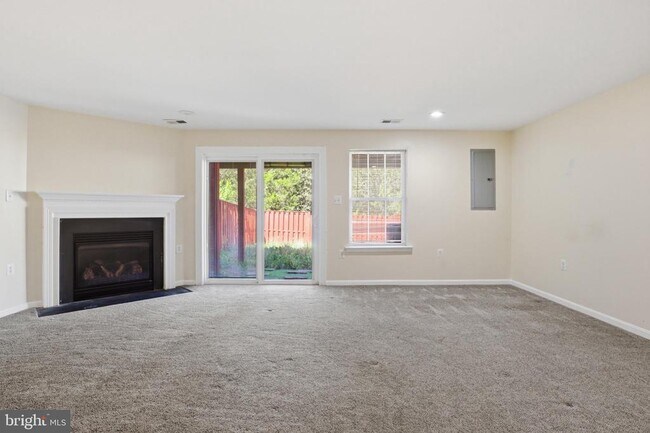 Building Photo - 915 Buttonwood Terrace NE