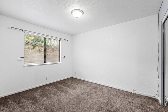 Building Photo - $200 Off First Months Rent! Cozy 3-Bedroom...