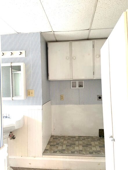Full bathroom! - 76 N Main St