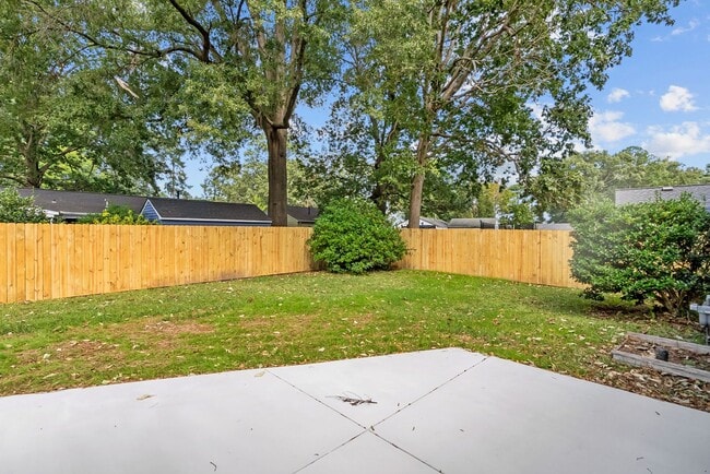 Building Photo - Great Location and Access to Interstate!