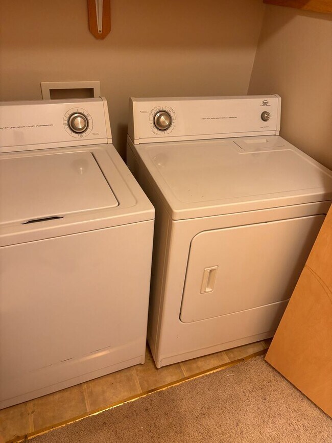 Building Photo - Beautiful and spacious East Anchorage home