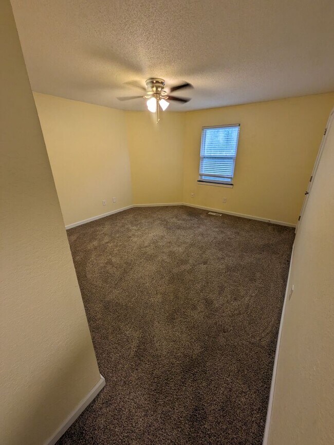Building Photo - 307 NE Timbercreek Dr