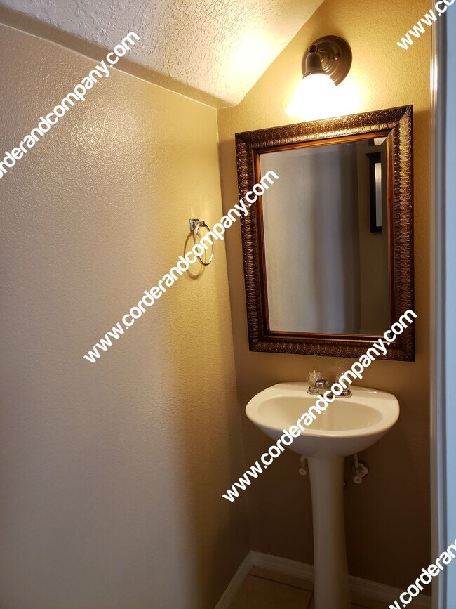 Building Photo - Gorgeous & Large 3 Bedroom, 2.5 Bathroom, ...