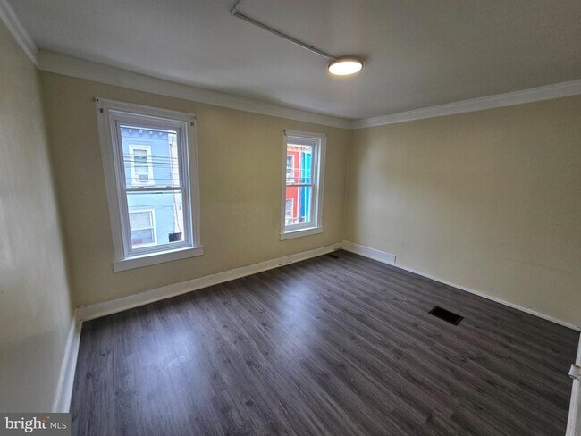 Building Photo - 330 Moss St