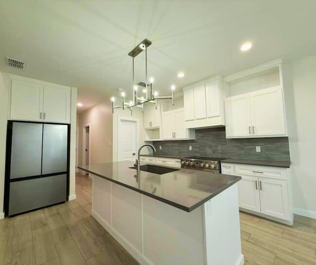 Building Photo - 7506 Cresta Bella St