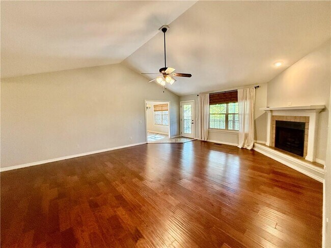 Building Photo - 305 Meadows Ct