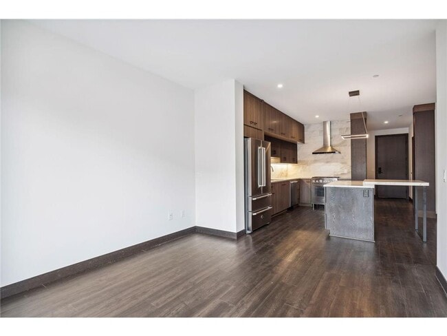 Building Photo - 253 Lake St E