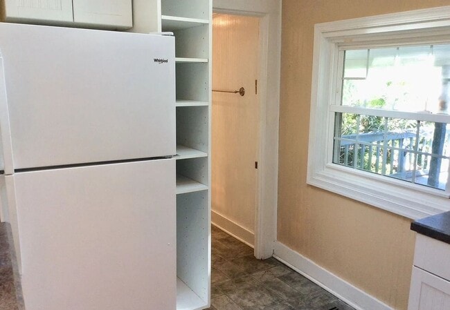 Building Photo - Charming 2-Bedroom 1 Bathroom Home located...