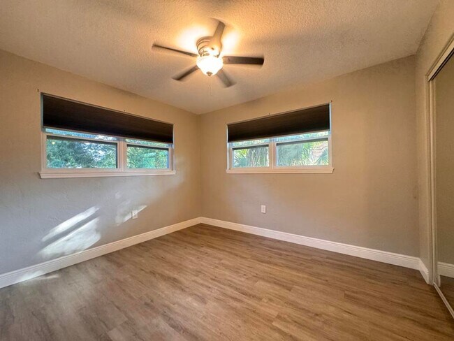 Building Photo - 3/2 with Bonus Room in South Daytona