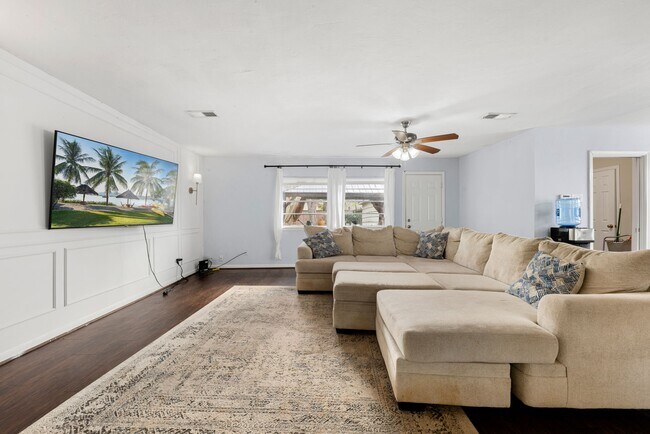 Building Photo - 6019 Cartagena St