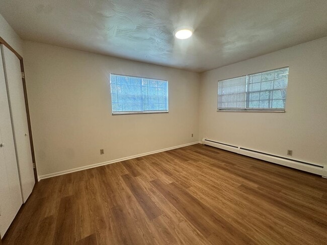 Building Photo - 3BR/2BA with parking, W/D, finished baseme...