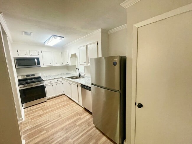 Building Photo - 1 Bedroom/1 Bath Duplex Unit Available for Rent in Brandon 042!