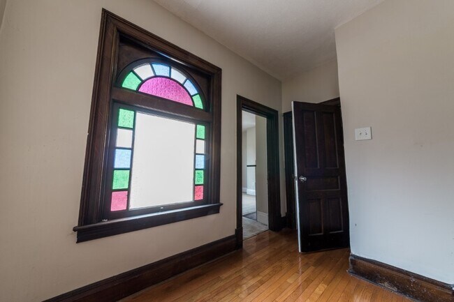 Building Photo - AVAILABLE AUGUST 2026 - Unique 3 Bedroom + den w/ Central AC in the South Side Slopes!