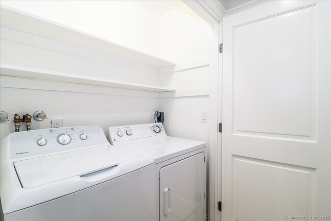 Building Photo - 929 Heritage Vlg